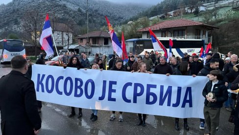 EMOTIVNO! Video koji nijednog Srbina neće ostaviti ravnodušnim: Srbi koji pešače za Beograd i scena koja slama srca (VIDEO) EMOTIVNO! Video koji nijednog Srbina neće ostaviti ravnodušnim: Srbi koji pešače za Beograd i scena koja slama srca (VIDEO)