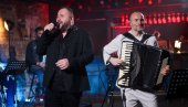 БИЛА СИ МИ СВЕ НА СВЕТУ, САД СИ САМО НЕСПОКОЈ: Ове речи нашег певача дирају право у срце, а помогао му је Аца Софронијевић (ФОТО)
