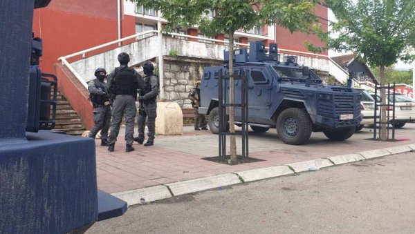 МИЛОШУ ОДРЕЂЕНО ПОЛИЦИЈСКО ЗАДРЖАВАЊЕ: Србин из Житковца ухапшен данас због наводног напада на припаднике КФОР маја 2023. у Звечану МИЛОШУ ОДРЕЂЕНО ПОЛИЦИЈСКО ЗАДРЖАВАЊЕ: Србин из Житковца ухапшен данас због наводног напада на припаднике КФОР маја 2023. у Звечану