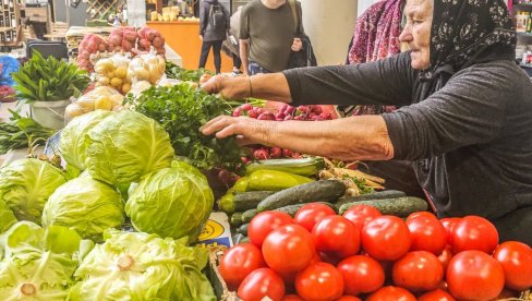 MARIFETLUCI PRODAVACA NA PIJACAMA: Zašto je voće i povrće na tezgi skuplje nego u prodavnici - Agroekonomista sve detaljno objasnio
