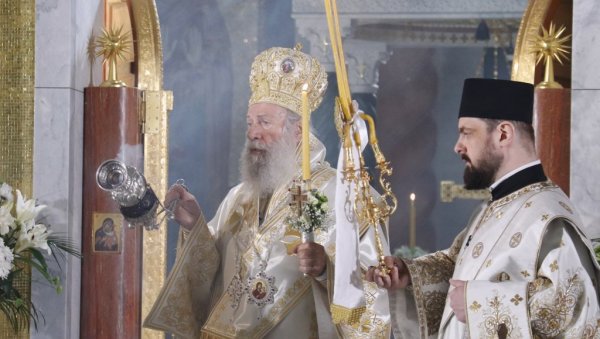 У ХРАМУ СВЕТОГ САВЕ СЛУЖЕНА ВАСКРШЊА ЛИТУРГИЈА: Окупио се велики број верника У ХРАМУ СВЕТОГ САВЕ СЛУЖЕНА ВАСКРШЊА ЛИТУРГИЈА: Окупио се велики број верника