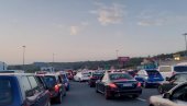 СРБИ МАСОВНО ОСТАЈУ БЕЗ ТАБЛИЦА У ГРЧКОЈ ЗБОГ ЗНАКА КОЈИ СВИ ИГНОРИШУ: Казне стижу одмах СРБИ МАСОВНО ОСТАЈУ БЕЗ ТАБЛИЦА У ГРЧКОЈ ЗБОГ ЗНАКА КОЈИ СВИ ИГНОРИШУ: Казне стижу одмах