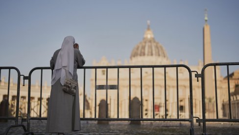 СВЕ У ВАТИКАНУ СПРЕМНО ЗА КОНКЛАВУ У УТОРАК: Постављен димњак на Сикстинској капели