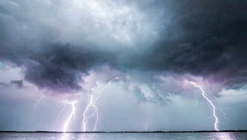 СТРАВИЧНА ОЛУЈА, ВЕТАР РУШИО СВЕ ПРЕД СОБОМ, ОБАРАО СТАБЛА! Снажна олуја у Равени и Риминију, плаже на Јадрану уништене