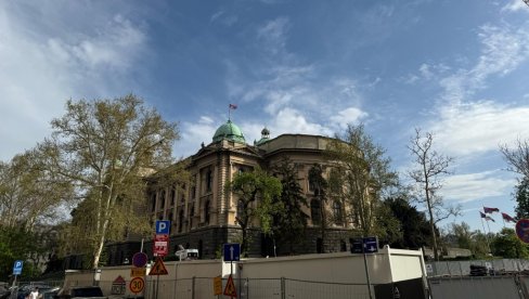 БЛОКАДЕРИ БРИНУ ДА НЕ УВРЕДЕ ПИЦУЛУ: Смета им изложба у Скупштини о Јасеновцу, најгорем логору Другог светског рата