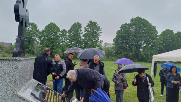 ТИШИНА НАД МАСОВНОМ ГРОБНИЦОМ: Пошта за 88 убијених Срба у Броду ТИШИНА НАД МАСОВНОМ ГРОБНИЦОМ: Пошта за 88 убијених Срба у Броду