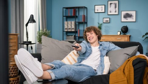 RUSKI DIJETOLOG UPOZORAVA: Gledanje televizije i telefona za vreme jela negativno utiče na varenje i pamćenje