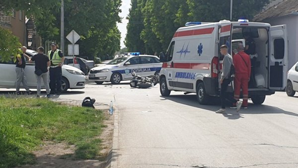 МЛАДЕ МОТОРИСТЕ СПАСИЛЕ КАЦИГЕ: Саобраћајна несрећа у центру Кикинде због непрописног скретања (ФОТО)