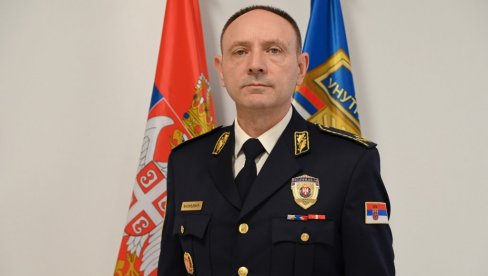DIREKTOR POLICIJE DEMANTOVAO BLOKADERE: Oglasio se o neprijavljenom skupu u Zemunu - svi koji su učestvovali u nemirima biće privedeni DIREKTOR POLICIJE DEMANTOVAO BLOKADERE: Oglasio se o neprijavljenom skupu u Zemunu - svi koji su učestvovali u nemirima biće privedeni