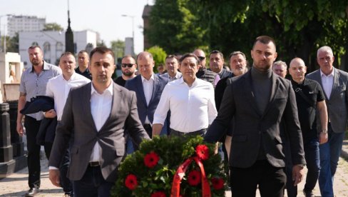 80 GODINA SLOBODE I BORBE ZA RADNIČKA PRAVA: Pokret socijalista položio venac na grob Dimitrija Tucovića (FOTO) 80 GODINA SLOBODE I BORBE ZA RADNIČKA PRAVA: Pokret socijalista položio venac na grob Dimitrija Tucovića (FOTO)