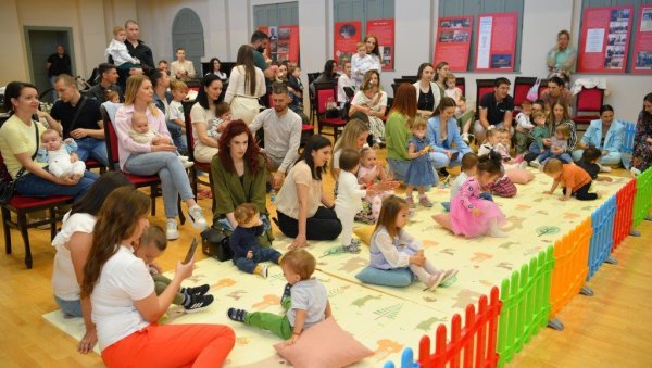 ХУМАНИТАРНИ КОНЦЕРТ У БИЈЕЉИНИ: Моцартове мелодије за бебе Семберије ХУМАНИТАРНИ КОНЦЕРТ У БИЈЕЉИНИ: Моцартове мелодије за бебе Семберије