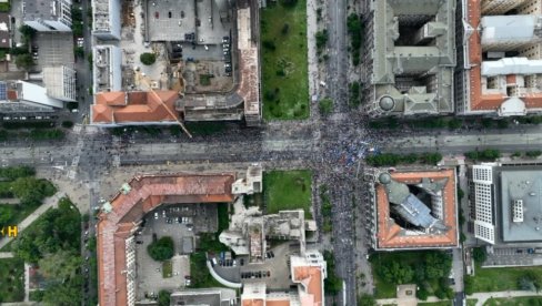 PROPAST PROTESTA BLOKADERA FOTELJAŠA: Okupili se ispred zgrade Vlade - nastavljaju da terorišu građane (VIDEO)