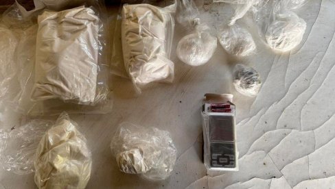 ЗАШТЕКАЛИ ВИШЕ ОД ТРИ КИЛОГРАМА ДРОГЕ У ЛЕТЊИКОВЦУ? Ухапшени младићи у Сремској Митровици