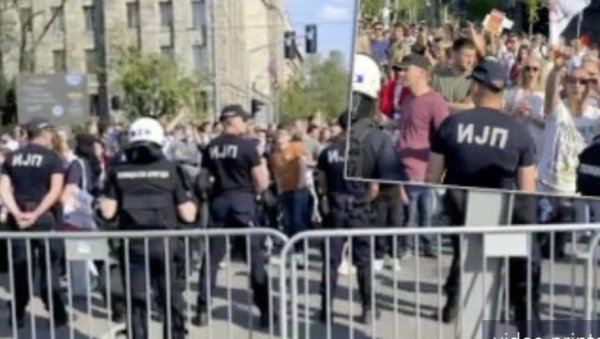 СКАНДАЛ У ЦЕНТРУ БЕОГРАДА: Блокадери фотељаши провоцирају студенте који желе да уче у Пионирском парку (ВИДЕО) СКАНДАЛ У ЦЕНТРУ БЕОГРАДА: Блокадери фотељаши провоцирају студенте који желе да уче у Пионирском парку (ВИДЕО)