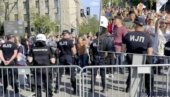 СКАНДАЛ У ЦЕНТРУ БЕОГРАДА: Блокадери фотељаши провоцирају студенте који желе да уче у Пионирском парку (ВИДЕО)