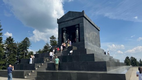 POGLEDAJTE KAKO IZGLEDA AVALA ZA PRVI MAJ: Neverovatni prizori - roštilj, smeh i pogled s visine (FOTO/VIDEO)