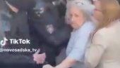 ЗЛОУПОТРЕБА СТАРИЈИХ ЉУДИ НА ДЕЛУ, СРАМАН СНИМАК: Блокадери гурају баку на полицију (ВИДЕО)