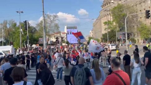 СНИМАК ИЗ ЦЕНТРА БЕОГРАДА: Блокадери фотељаши опет провоцирају студенте који желе да уче (ВИДЕО)