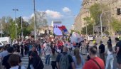 СНИМАК ИЗ ЦЕНТРА БЕОГРАДА: Блокадери фотељаши опет провоцирају студенте који желе да уче (ВИДЕО)