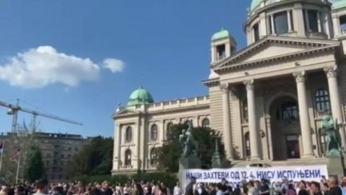 АЦО, СРБИНЕ Грађани који Први мај славе испред Скупштине поздрављају председника (ВИДЕО)