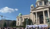 АЦО, СРБИНЕ Грађани који Први мај славе испред Скупштине поздрављају председника (ВИДЕО) АЦО, СРБИНЕ Грађани који Први мај славе испред Скупштине поздрављају председника (ВИДЕО)