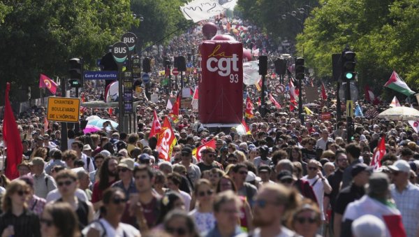 ФРАНЦУСКИ МИНИСТАР УНУТРАШЊИХ ПОСЛОВА:Првомајска парада прошла боље од очекиваног ФРАНЦУСКИ МИНИСТАР УНУТРАШЊИХ ПОСЛОВА:Првомајска парада прошла боље од очекиваног