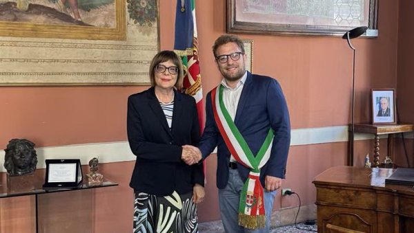 ИНТЕНЗИВИРАЊЕ МЕЂУРЕГИНАЛНЕ САРАДЊЕ: Председница Покрајинске владе Маја Гојковић састала се у Вићенци са градоначелником Ђакомом Посамаијем ИНТЕНЗИВИРАЊЕ МЕЂУРЕГИНАЛНЕ САРАДЊЕ: Председница Покрајинске владе Маја Гојковић састала се у Вићенци са градоначелником Ђакомом Посамаијем