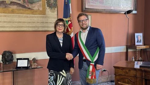 INTENZIVIRANJE MEĐUREGINALNE SARADNJE: Predsednica Pokrajinske vlade Maja Gojković sastala se u Vićenci sa gradonačelnikom Đakomom Posamaijem INTENZIVIRANJE MEĐUREGINALNE SARADNJE: Predsednica Pokrajinske vlade Maja Gojković sastala se u Vićenci sa gradonačelnikom Đakomom Posamaijem