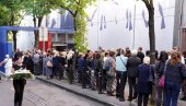 РЕКЕ ЉУДИ ИСПРЕД ОШ РИБНИКАР: Породица, ђаци, грађани на помену страдалима у масакру