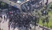 ДИВЉАЧКИ ПИР: Општа туча навијача у Хратској пред дерби Хајдука и Динама (ВИДЕО) ДИВЉАЧКИ ПИР: Општа туча навијача у Хратској пред дерби Хајдука и Динама (ВИДЕО)