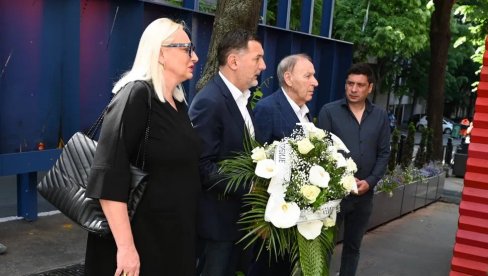 POČAST NEVINIM ŽRTVAMA: Delegacija FSS odala poštu nastradalima u Osnovnoj školi Vladislav Ribnikar POČAST NEVINIM ŽRTVAMA: Delegacija FSS odala poštu nastradalima u Osnovnoj školi Vladislav Ribnikar