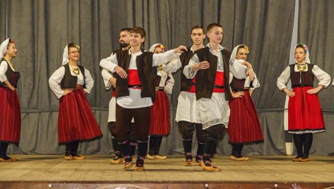 KOLO VESELO I ŠARENO: Prvi godišnji koncert u prepunom Domu kulture KOLO VESELO I ŠARENO: Prvi godišnji koncert u prepunom Domu kulture