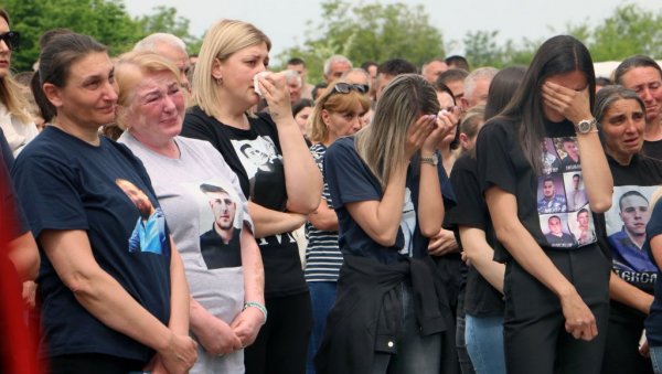 ОБЕЛЕЖЕНА ДРУГА ГОДИШЊИЦА МАСАКРА У МАЛОМ ОРАШЈУ И ДУБОНИ: Венац на споменик жртвама положио и премијерЂуро Мацут ОБЕЛЕЖЕНА ДРУГА ГОДИШЊИЦА МАСАКРА У МАЛОМ ОРАШЈУ И ДУБОНИ: Венац на споменик жртвама положио и премијерЂуро Мацут