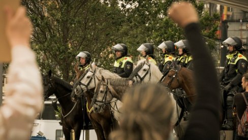 ПОЛИЦИЈА ОДУЗЕЛА ВОЗАЧКЕ Свадбена колона блокирала град - пролазили кроз црвено, возили у супротном смеру