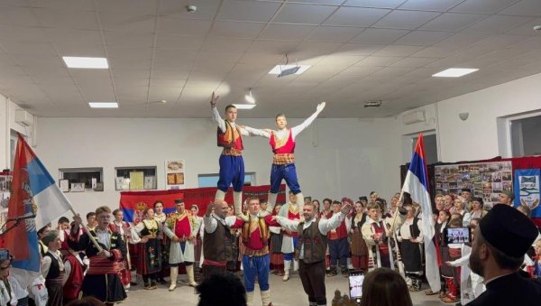 КОЛО ЉУБАВИ ОД БАРА ДО КОСМЕТА: КУД Свети Јован Владимир гостовао у Прилужју, највећем српском селу у вучитрнској општини КОЛО ЉУБАВИ ОД БАРА ДО КОСМЕТА: КУД Свети Јован Владимир гостовао у Прилужју, највећем српском селу у вучитрнској општини
