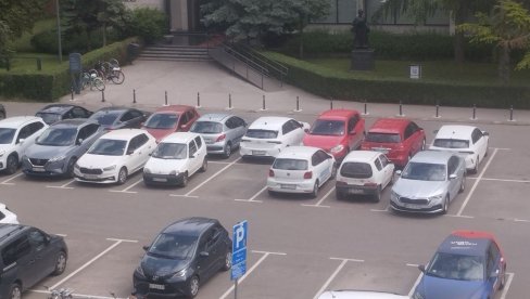 СТАНАРИ СТРОГОГ ЦЕНТРА НОВОГ САДА РЕШАВАЈУ ПРОБЛЕМ ПАРКИРАЊА:  У три улице 83 места резервисана,  а у још четири за особе са инвалидитетом