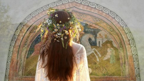 КАКО СЕ ПРАВИЛНО ПЛЕТЕ ВЕНАЦ ЗА ЂУРЂЕВДАН? Ово цвеће не сме да изостане, верује се да чува кућу од несреће