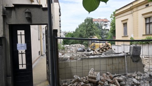 STRAH DA NOVO NE URUŠI STARO: Stanari u Ulici kneza Miloša 44 nedelju dana blokiraju radove na susednom placu na broju 42