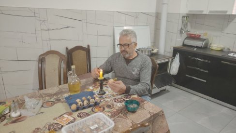 TRADICIJA DUGA 40 LETA: Vladan Vlajko Marković iz lozničkog kraja šara po 1000 jaja i daruje TRADICIJA DUGA 40 LETA: Vladan Vlajko Marković iz lozničkog kraja šara po 1000 jaja i daruje
