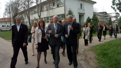 PRIZNANJE LOZNIČOM LEKARU I RODOLJUBU: DR Draga LJočić u ruke dr Srboljuba Markovića PRIZNANJE LOZNIČOM LEKARU I RODOLJUBU: DR Draga LJočić u ruke dr Srboljuba Markovića