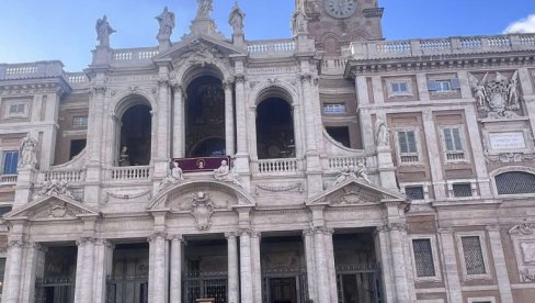 DUGAČKI REDOVI U RIMSKOJ CRKVI: Mnogi žele posetiti grob pape Franje (FOTO) DUGAČKI REDOVI U RIMSKOJ CRKVI: Mnogi žele posetiti grob pape Franje (FOTO)