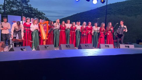 СРПСКА ВЕЛИКА СВЕТИЊА У ДАЛМАЦИЈИ УГОСТИЛА АНСАМБЛ НАСТАО У МАНАСТИРУ ФЕНЕК: Бисерни гласови појали у манастиру Крка СРПСКА ВЕЛИКА СВЕТИЊА У ДАЛМАЦИЈИ УГОСТИЛА АНСАМБЛ НАСТАО У МАНАСТИРУ ФЕНЕК: Бисерни гласови појали у манастиру Крка
