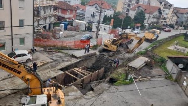 СТАНАРИ БЕЗ ВОДЕ, А И ПРЕВОЗА: Нема краја радовима на канализационој мрежи у Великом Мокром Лугу, у Улици Цветанова ћуприја СТАНАРИ БЕЗ ВОДЕ, А И ПРЕВОЗА: Нема краја радовима на канализационој мрежи у Великом Мокром Лугу, у Улици Цветанова ћуприја