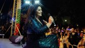 ИГЛА НИЈЕ ИМАЛА ГДЕ ДА СТАНЕ: Драгана Мирковић запевала на граници Грчке и Бугарске (ФОТО)