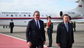 ЦРВЕНИ ТЕПИХ И ПОЧАСНА ГАРДА ЗА ВУЧИЋА! Руска телевизија уживо преносила дочек српског председника на аеродрому у Москви (ВИДЕО) ЦРВЕНИ ТЕПИХ И ПОЧАСНА ГАРДА ЗА ВУЧИЋА! Руска телевизија уживо преносила дочек српског председника на аеродрому у Москви (ВИДЕО)