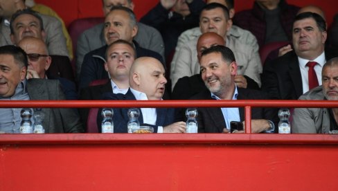 TU JE I ZVEZDA MILVOLA: Ceo FSS na „Karađorđu“, u svečanoj loži i ambasador Mađarske TU JE I ZVEZDA MILVOLA: Ceo FSS na „Karađorđu“, u svečanoj loži i ambasador Mađarske