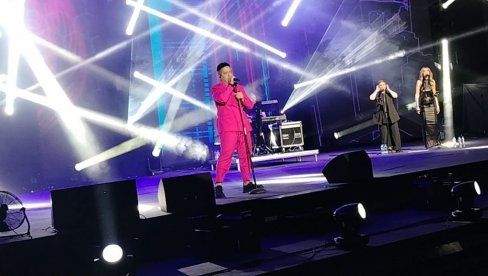 NAZDRAVLJALA NA SCENI:Mariju Šerifović na koncertu sačekalo ogromno iznenađenje (FOTO/VIDEO) NAZDRAVLJALA NA SCENI:Mariju Šerifović na koncertu sačekalo ogromno iznenađenje (FOTO/VIDEO)