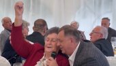 ВЕСЕЛО ЗА ЂУРЂЕВДАН: Чули сте како пева Миле, а тек да чујете како то ради мама Додик (ВИДЕО)