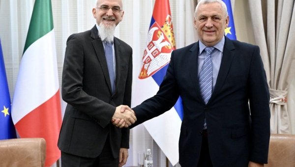 САРАДЊА НА ПОЉУ НАУКЕ И ИНОВАЦИЈА: Министар академик Бела Балинт са амбасадором Италије Луком Горијем САРАДЊА НА ПОЉУ НАУКЕ И ИНОВАЦИЈА: Министар академик Бела Балинт са амбасадором Италије Луком Горијем