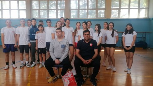 SLAVNI ČILEANAC PROMOVIŠE SPORT: Nesvakidašnji gost u paraćinskoj OŠ „Momčilo Popović Ozren“ SLAVNI ČILEANAC PROMOVIŠE SPORT: Nesvakidašnji gost u paraćinskoj OŠ „Momčilo Popović Ozren“